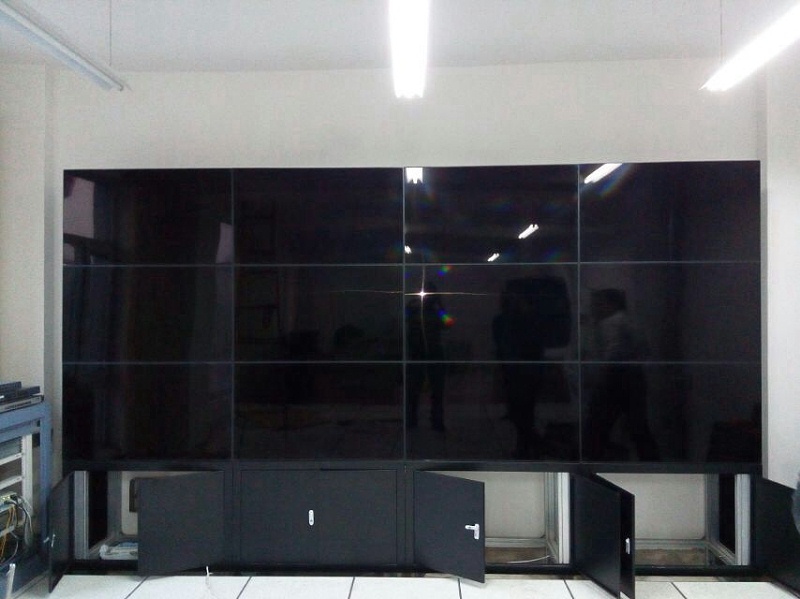 甘肅天?？h食品藥品監(jiān)督管理局46寸3X4現(xiàn)場安裝